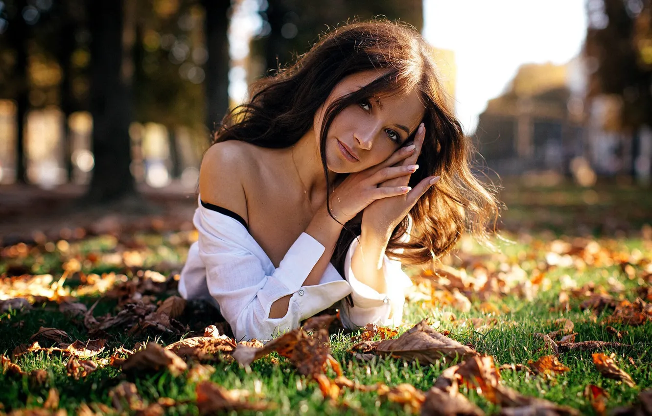 Фото обои осень, взгляд, листья, девушка, солнце, красивая, плечо, Sergey Vostrikov