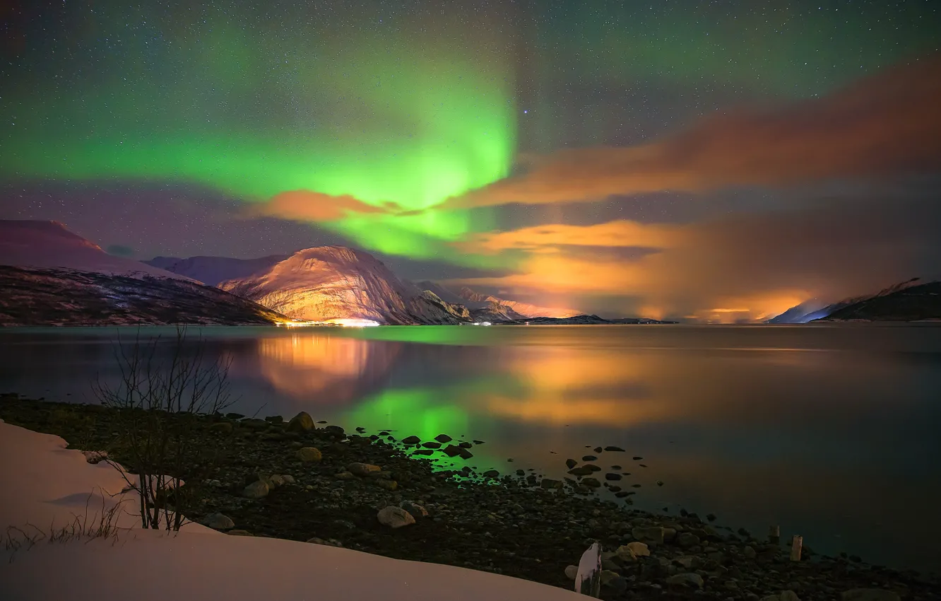 Фото обои небо, звезды, горы, ночь, берег, северное сияние, Aurora Borealis