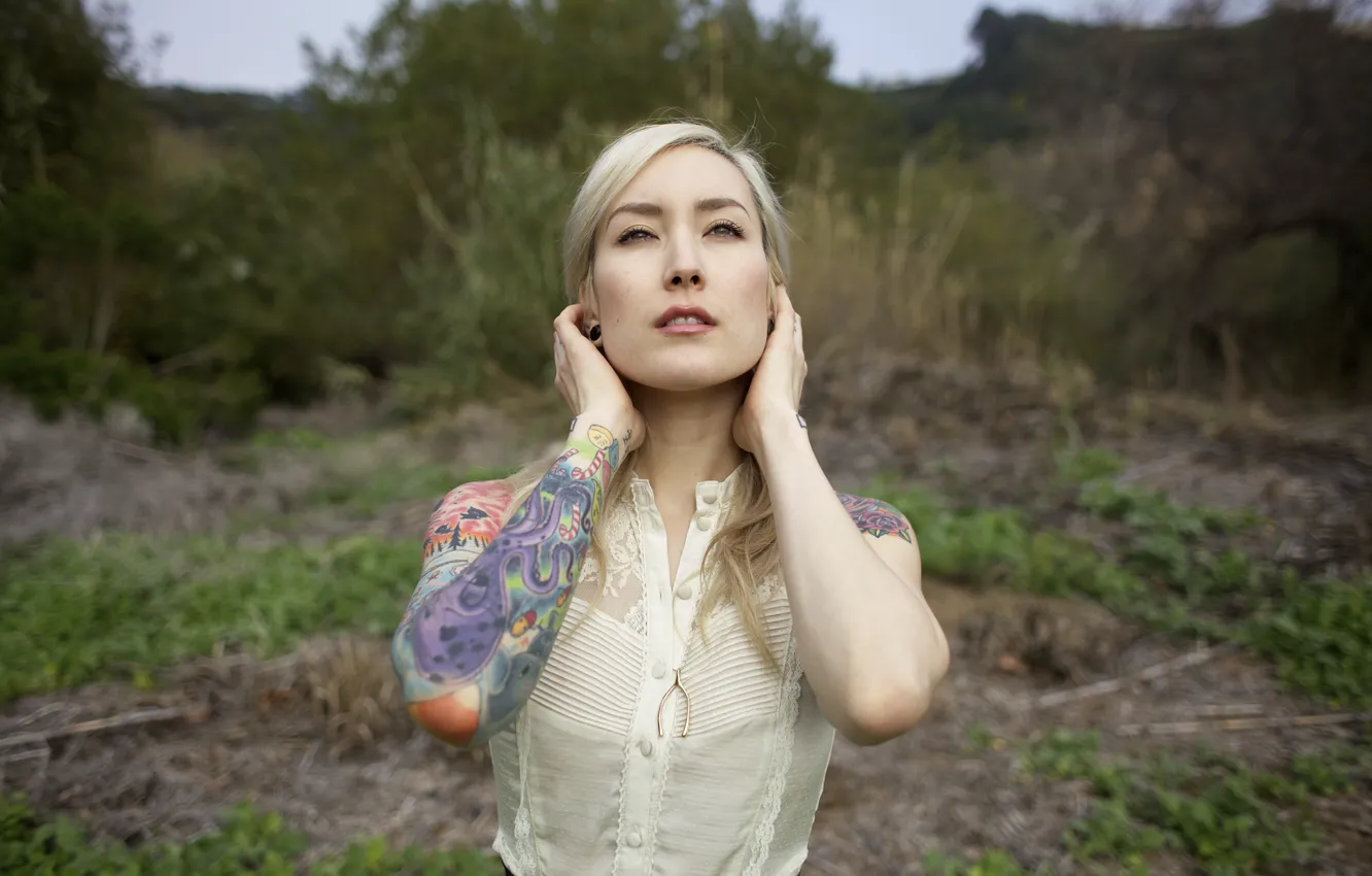 Фото обои girl, blouse, nature, woman, model, tattoo, bokeh, blonde