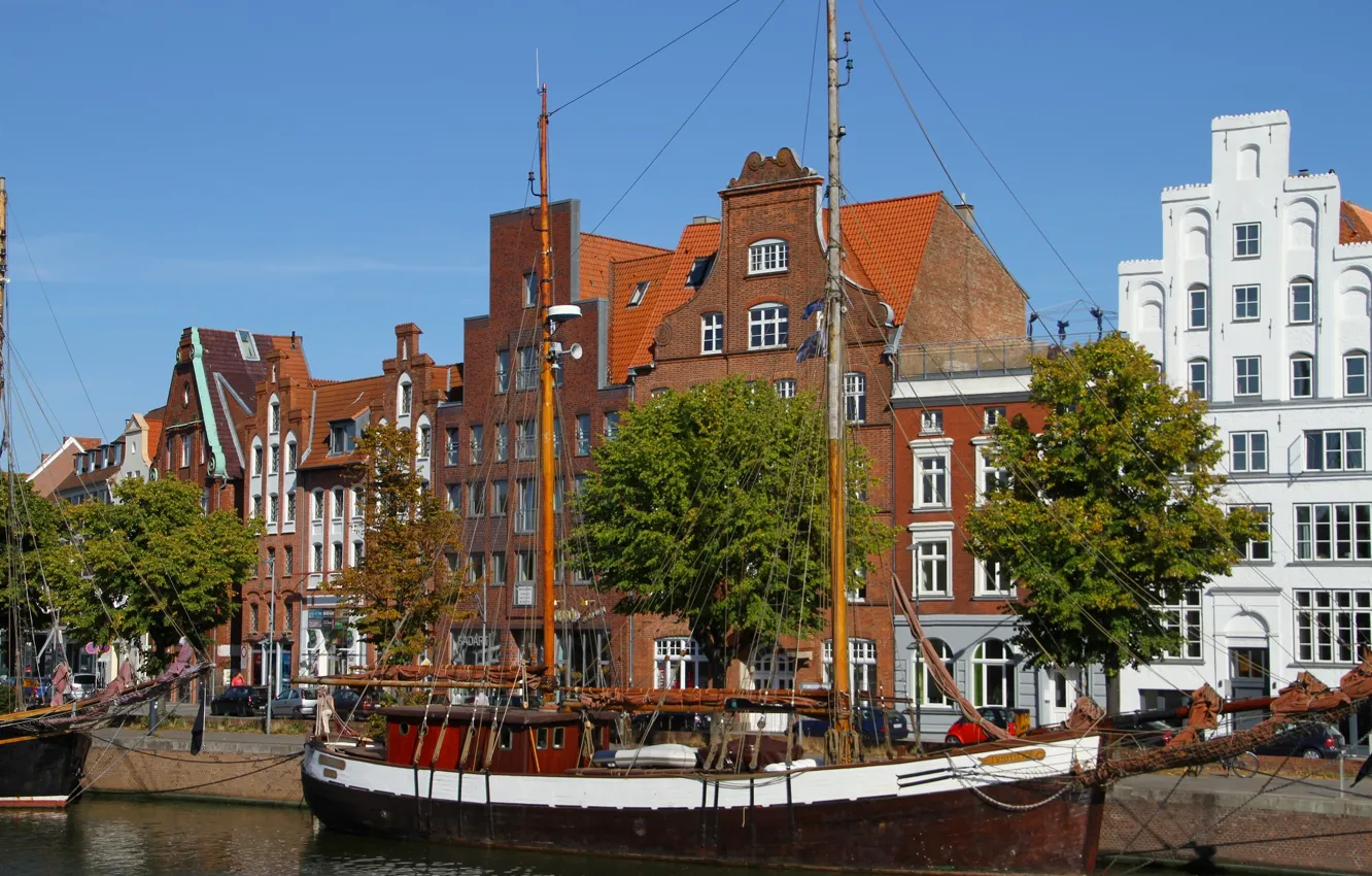 Фото обои здания, парусник, Германия, Любек, набережная, Germany, галеас, Lübeck