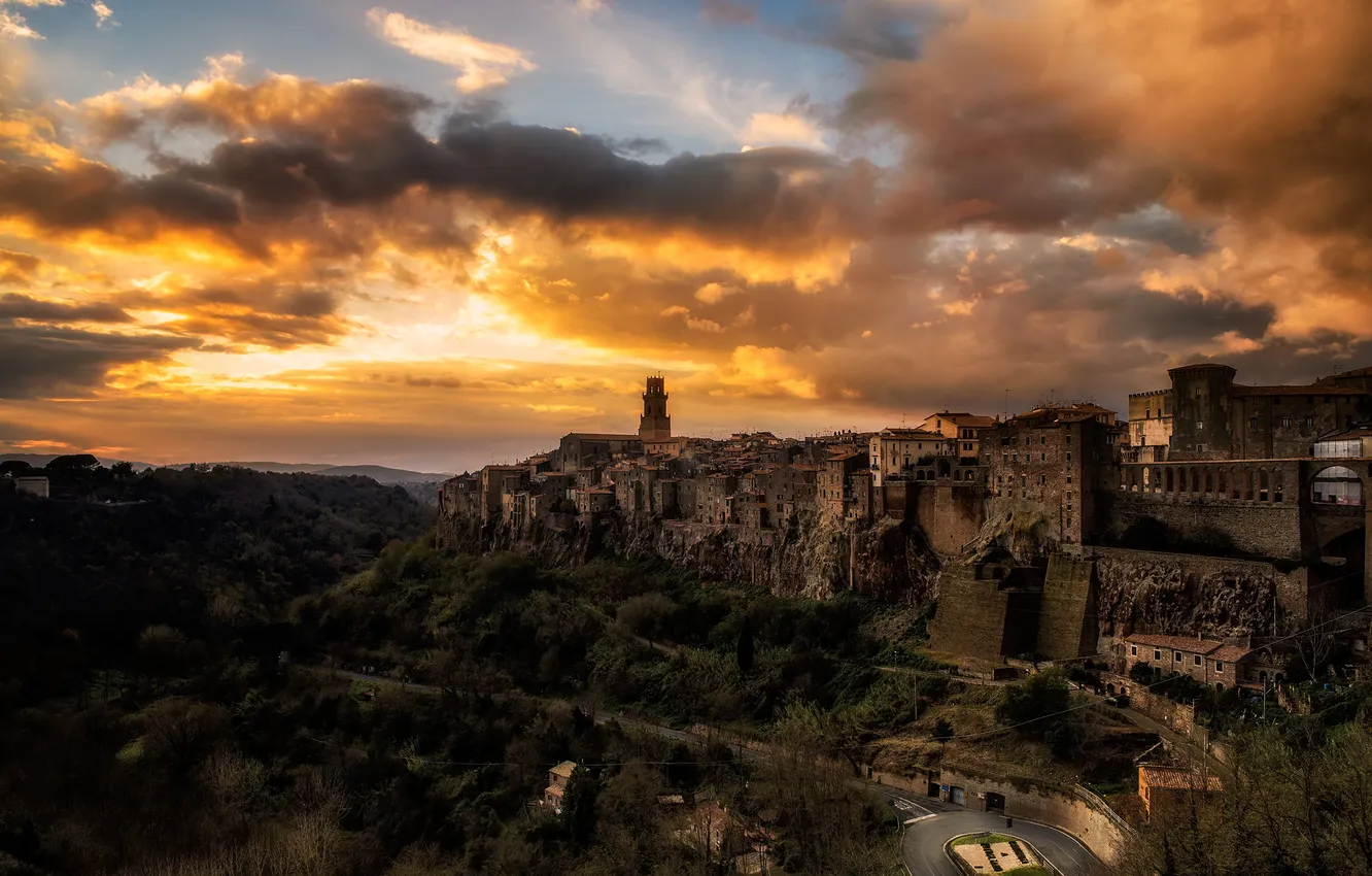 Фото обои sunset, cloud, italy, town, pitigliano