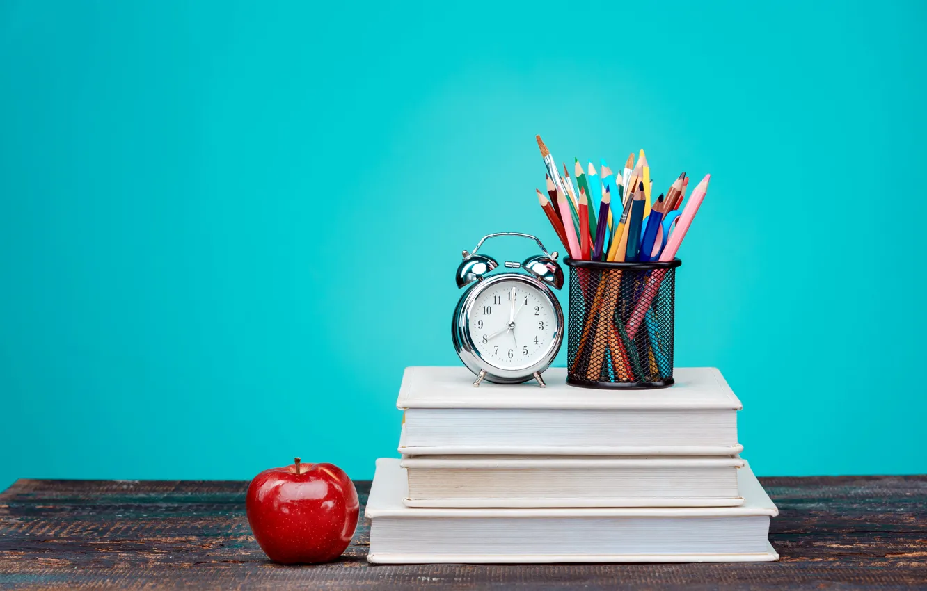 Фото обои стол, фон, часы, книги, яблоко, карандаши, будильник, разноцветные