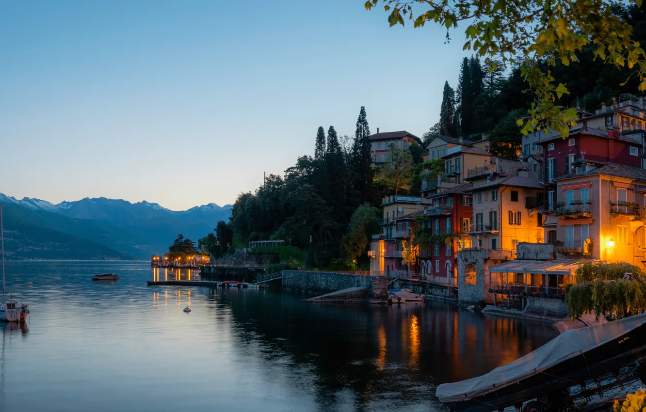 Фото обои деревья, пейзаж, горы, озеро, здания, дома, яхта, Италия