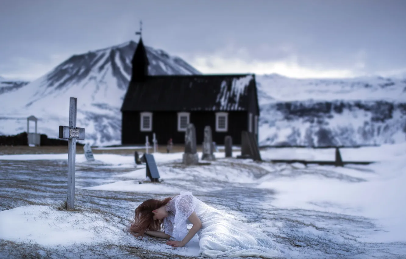 Фото обои зима, девушка, кладбище