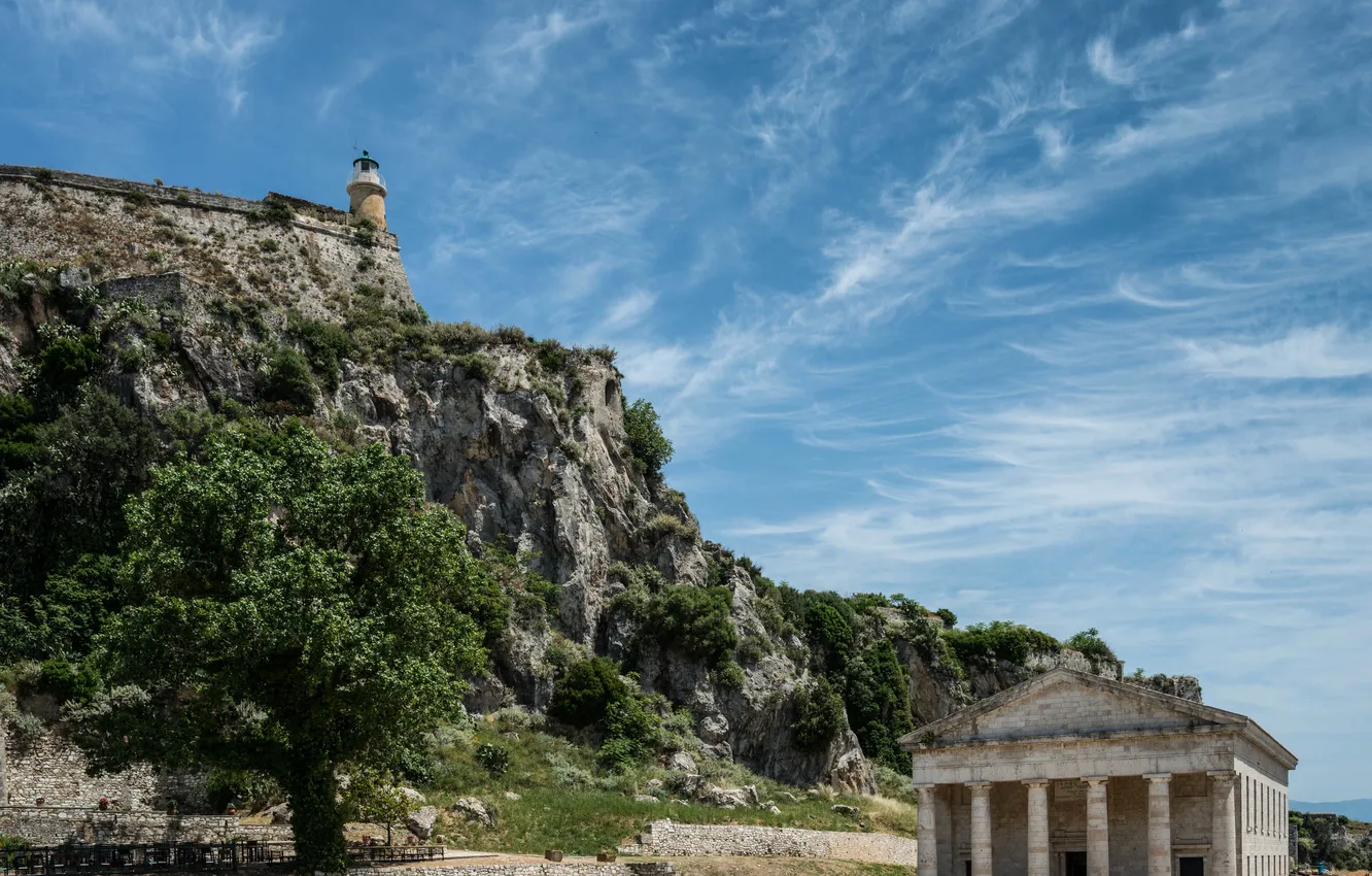 Фото обои небо, деревья, скала, перистые облака, история, кустарник, восточная часть, церковь Святого Георгия
