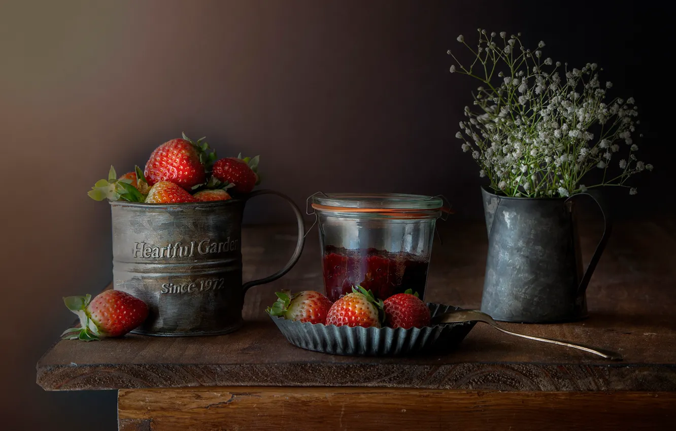 Фото обои ягоды, клубника, кружка, натюрморт, варенье, баночка, гипсофила