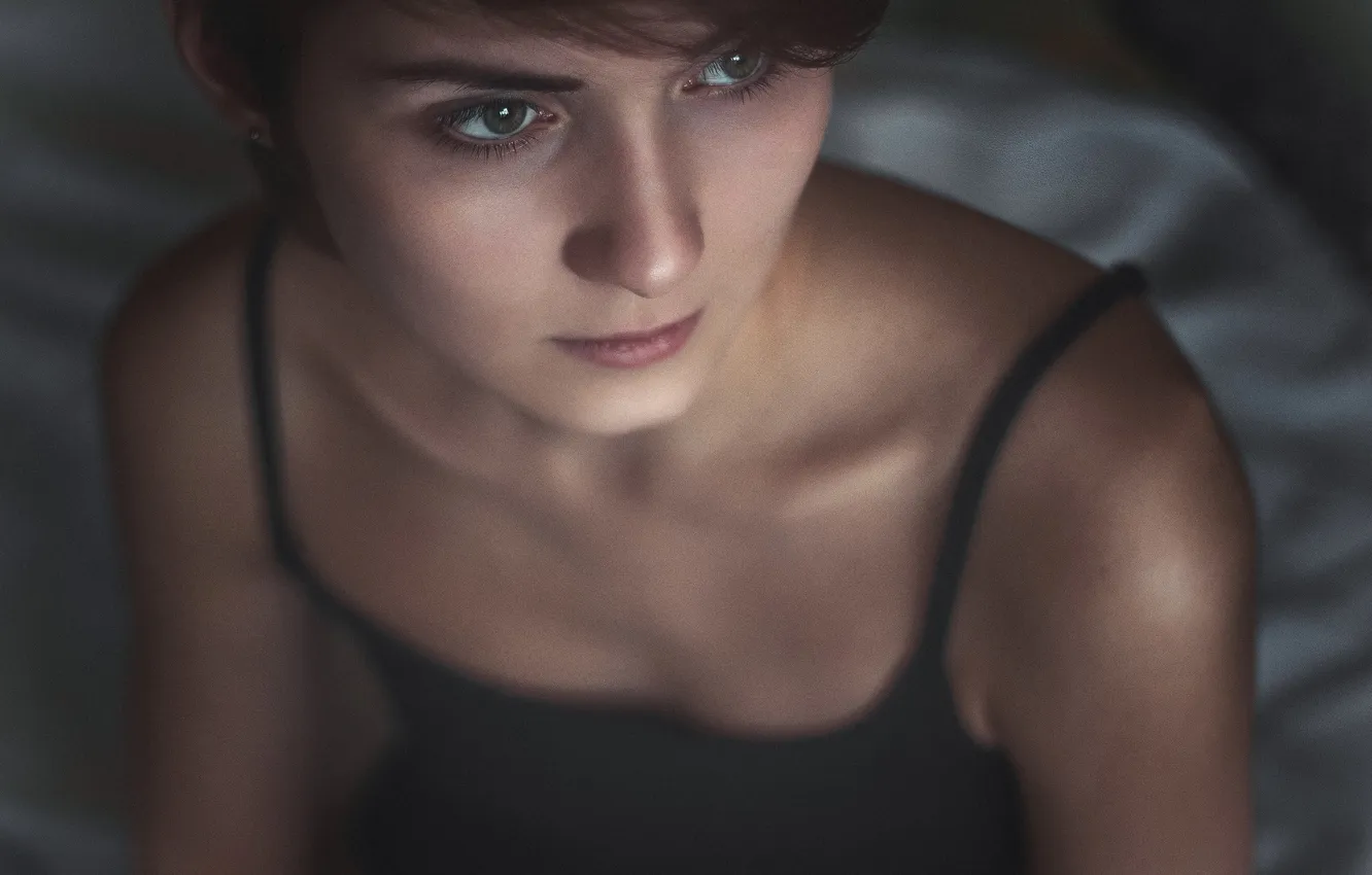 Фото обои тело, кровать, Девушка, magic, the, eyes, brown, beautiful