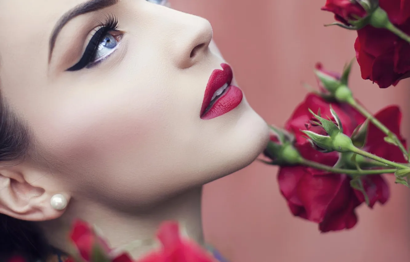 Фото обои взгляд, девушка, цветы, розы, макияж