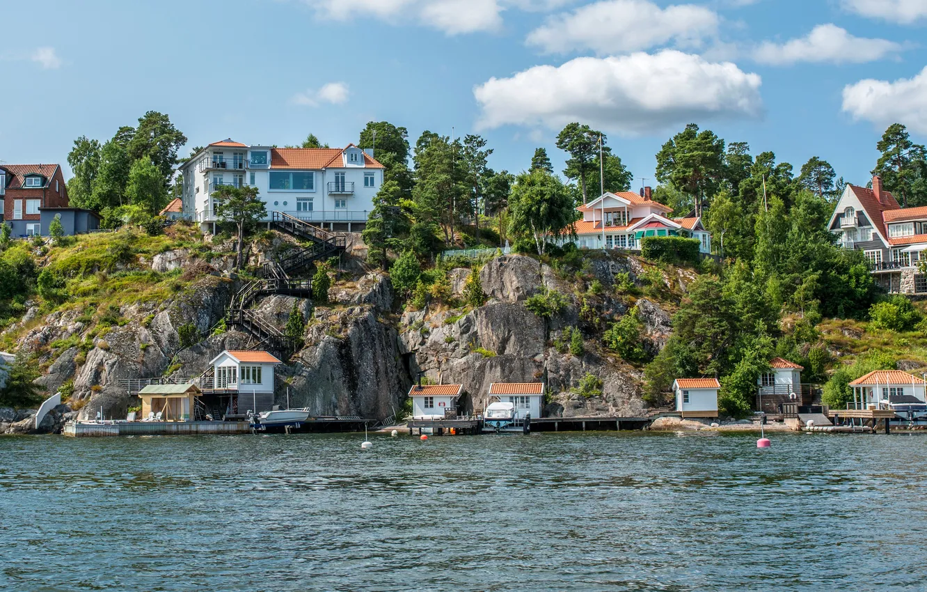 Фото обои деревья, озеро, скалы, берег, лодки, домики, Швеция, причалы