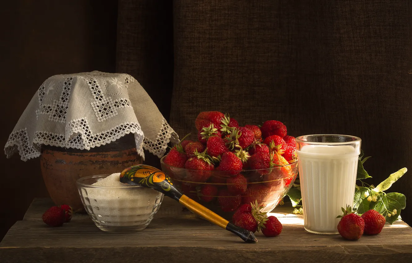 Фото обои стакан, ягоды, стол, доски, молоко, клубника, ложка, ткань