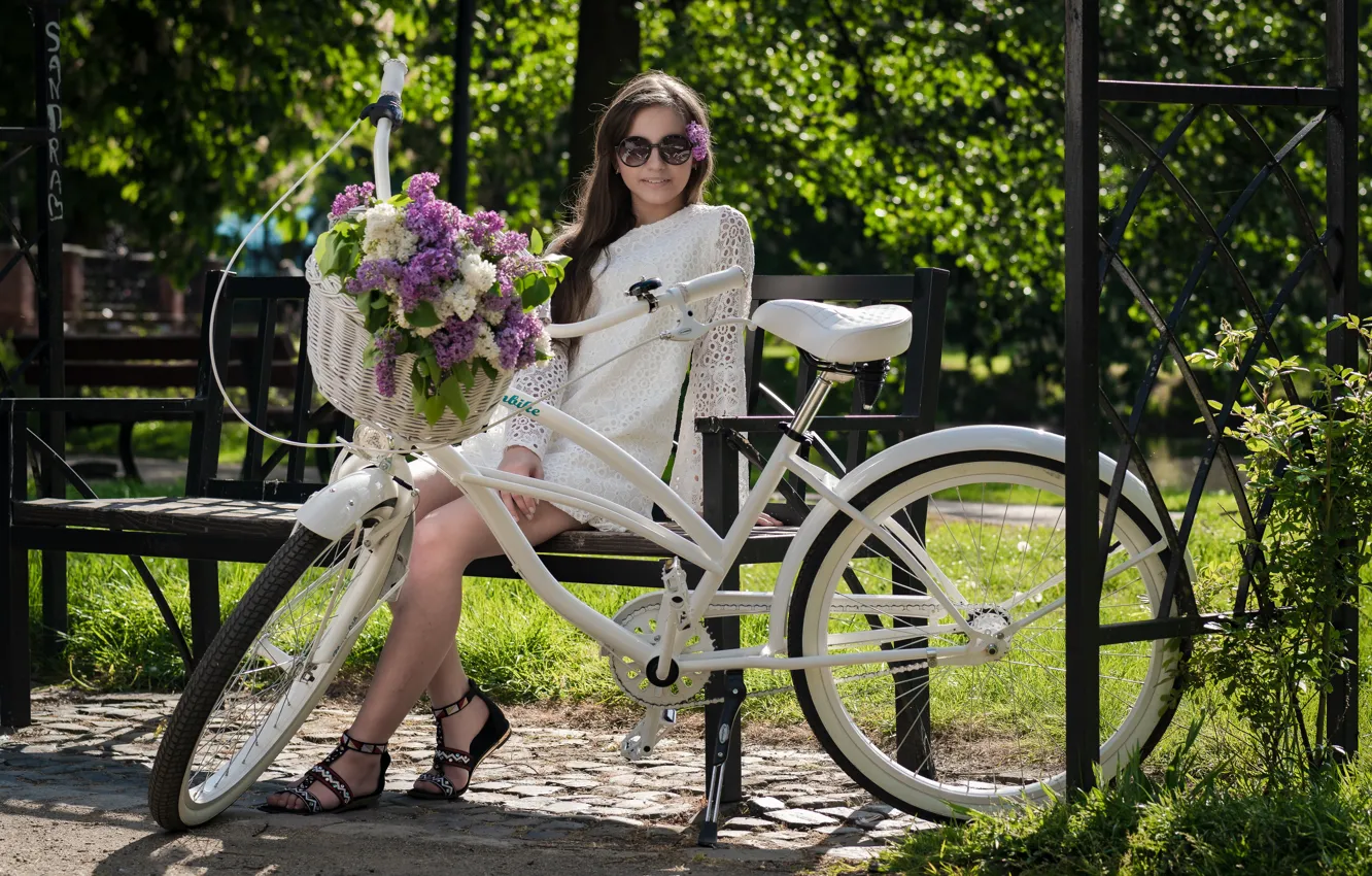 Фото обои девушка, велосипед, платье, ножки, сирень