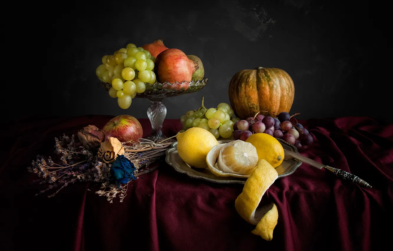Фото обои цветы, стол, яблоко, виноград, сухие, нож, тыква, ваза