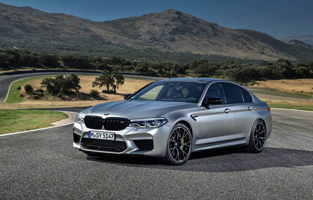 Фото обои серый, трасса, BMW, седан, рельеф, 4x4, 2018, четырёхдверный