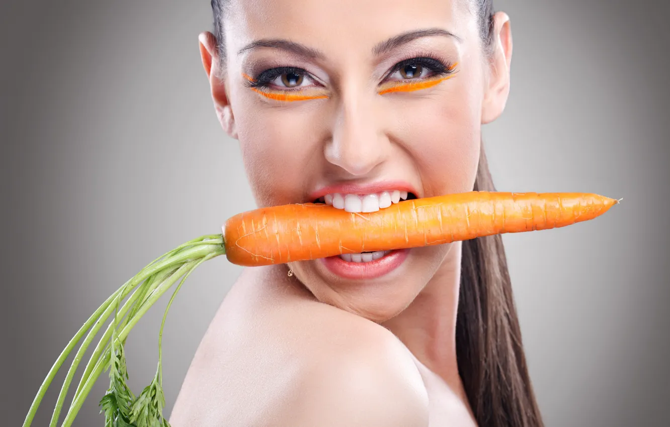 Фото обои девушка, лицо, макияж, брюнетка, морковь