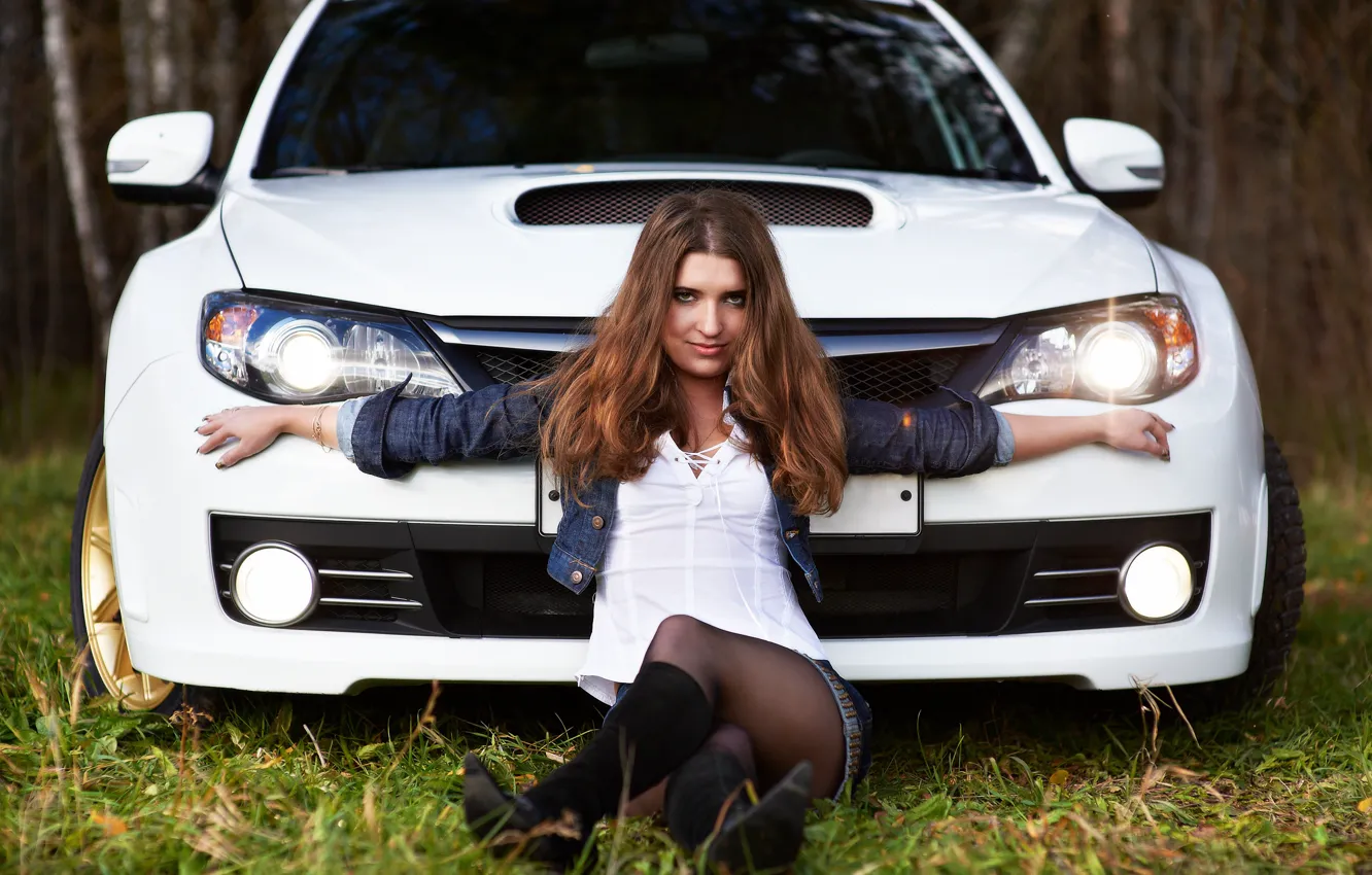 Фото обои трава, взгляд, девушка, Subaru, белый авто