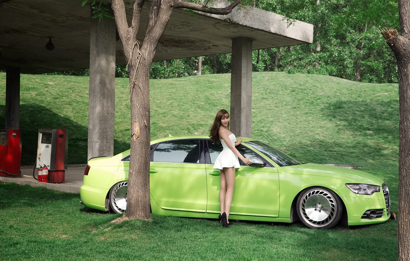 Фото обои взгляд, Audi, газон, Девушки, красивая девушка, зеленый авто