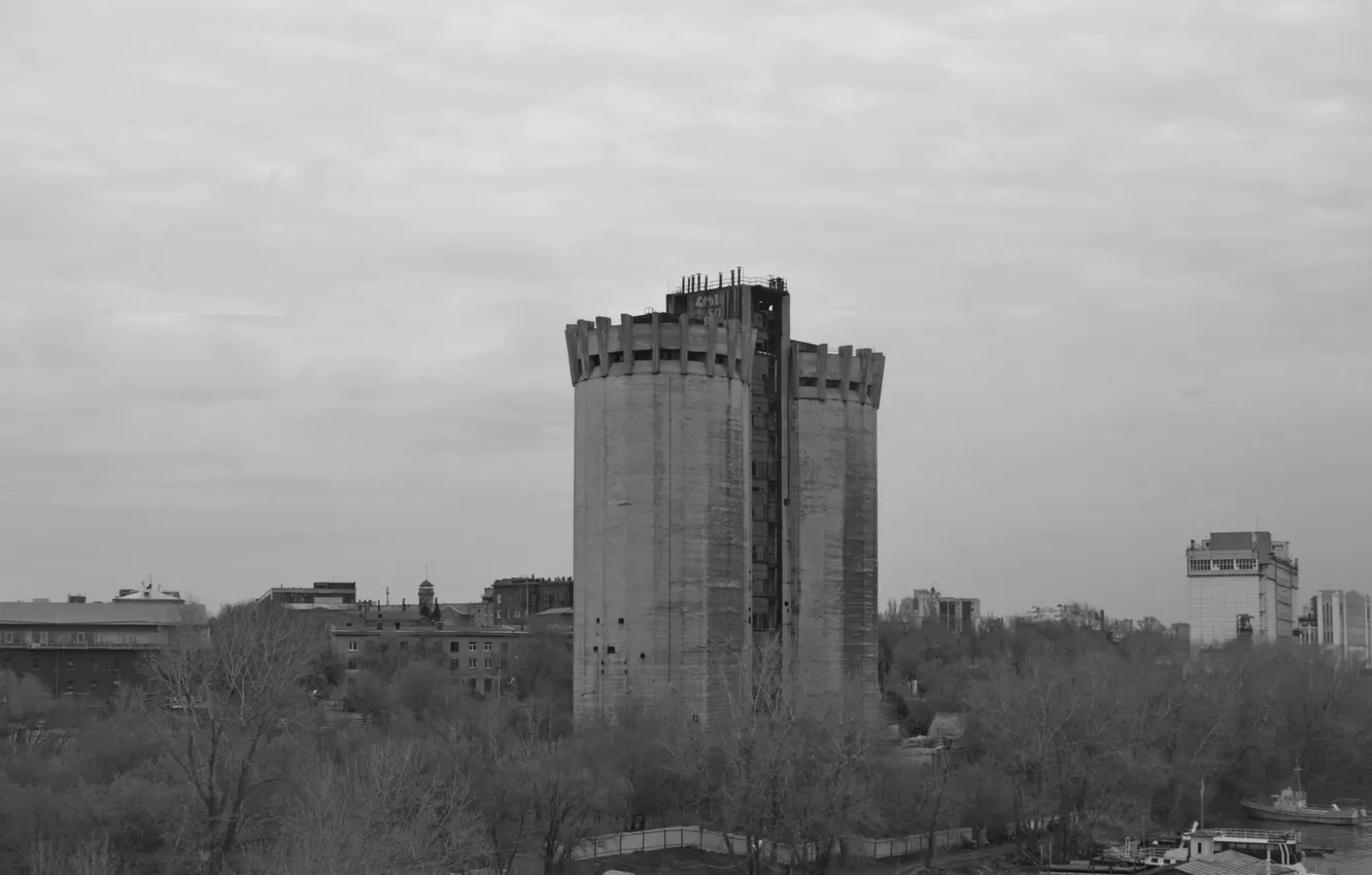 Фото обои небо, деревья, тучи, город, пасмурно, чёрно-белое, заброшенный, Россия
