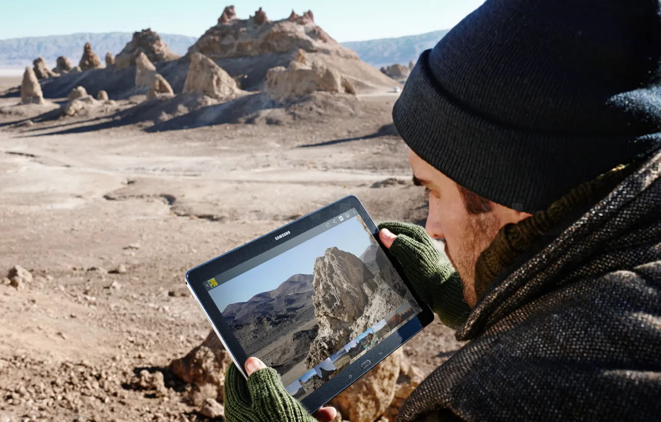 Фото обои rock, desert, man, hi-tech, tecnology, sabaku, tablets, Samsung Galaxy Tab S