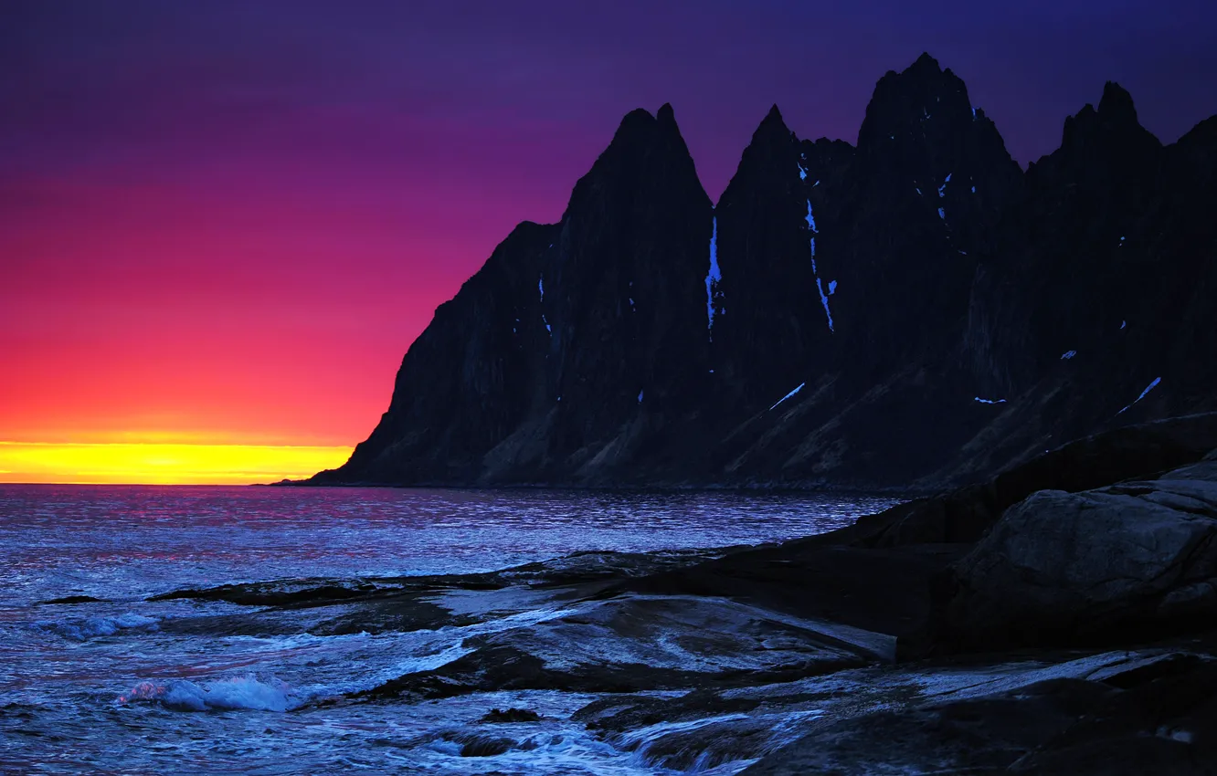 Фото обои море, волны, небо, закат, горы, камни, скалы, вечер