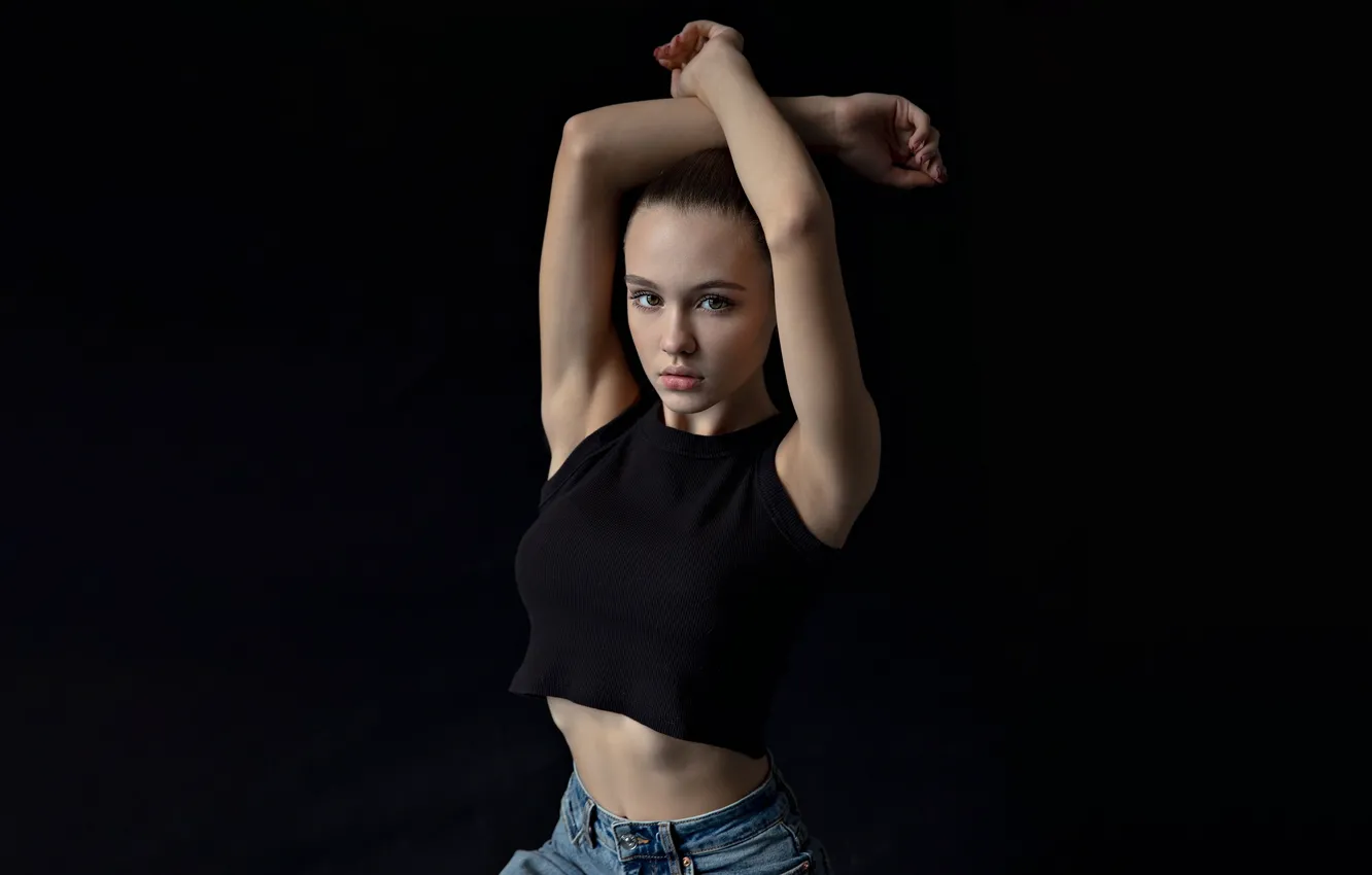 Фото обои girl, studio, model, women, jeans, brunette, simple background, looking at viewer