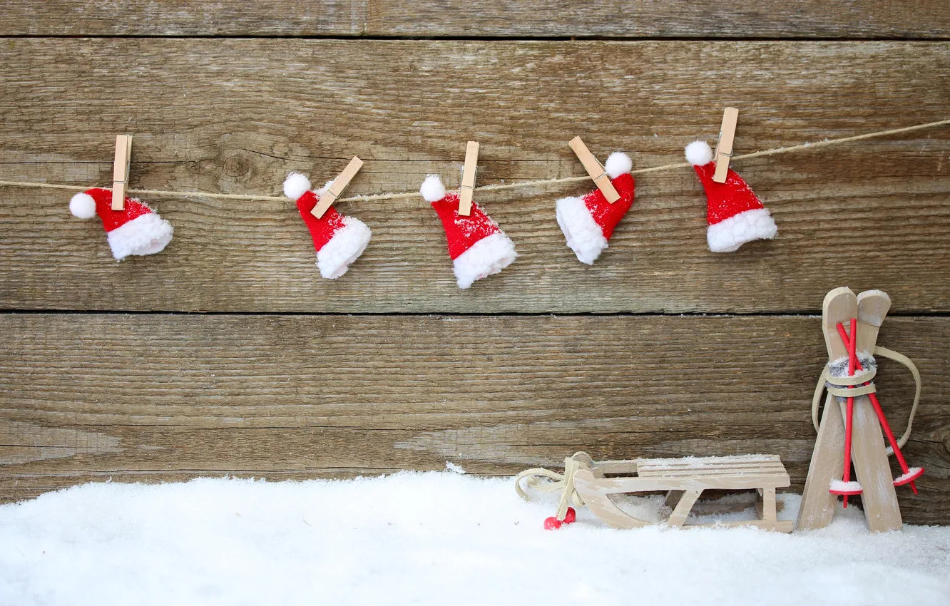 Фото обои снег, праздник, игрушки, лыжи, Новый Год, Рождество, красные, декорации