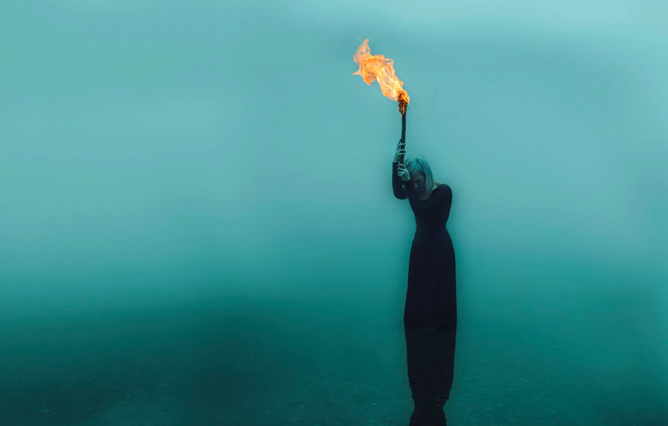Фото обои девушка, факел, в воде, Kindra Nikole, forsaken flame