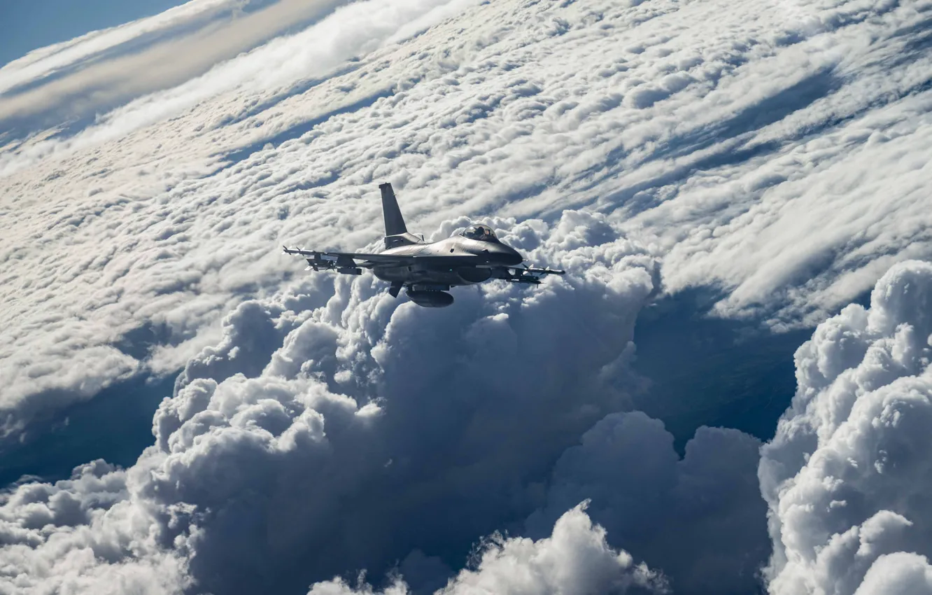 Фото обои Полет, Тучи, США, General Dynamics, F-16 Fighting Falcon, Боевой сокол, Американский многофункциональный лёгкий истребител, Истребителем …