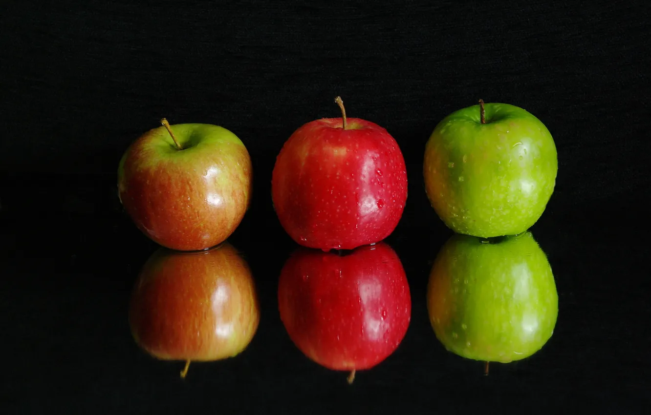 Фото обои вода, капли, макро, отражение, яблоки, фрукты
