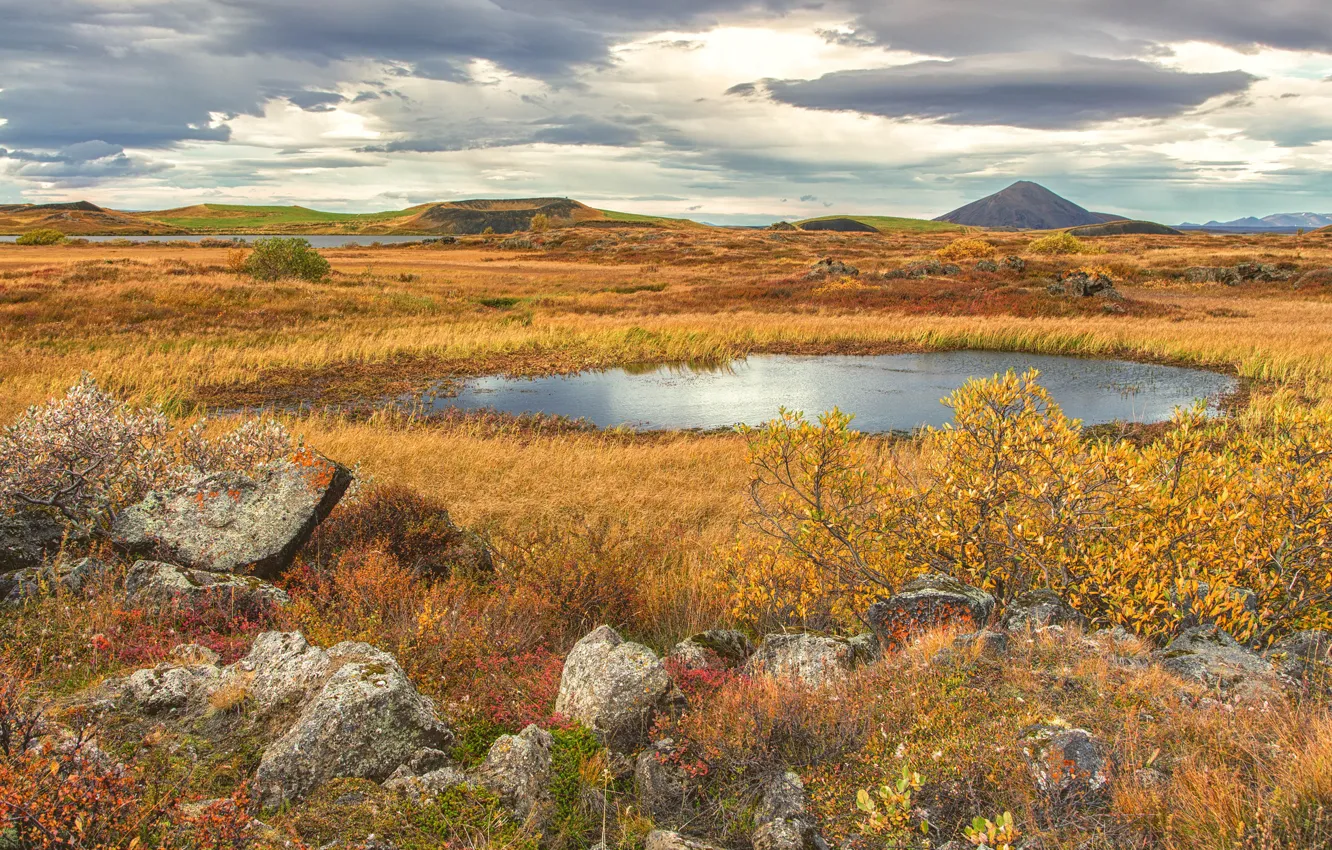 Фото обои осень, небо, трава, горы, тучи, озеро, камни, кратер