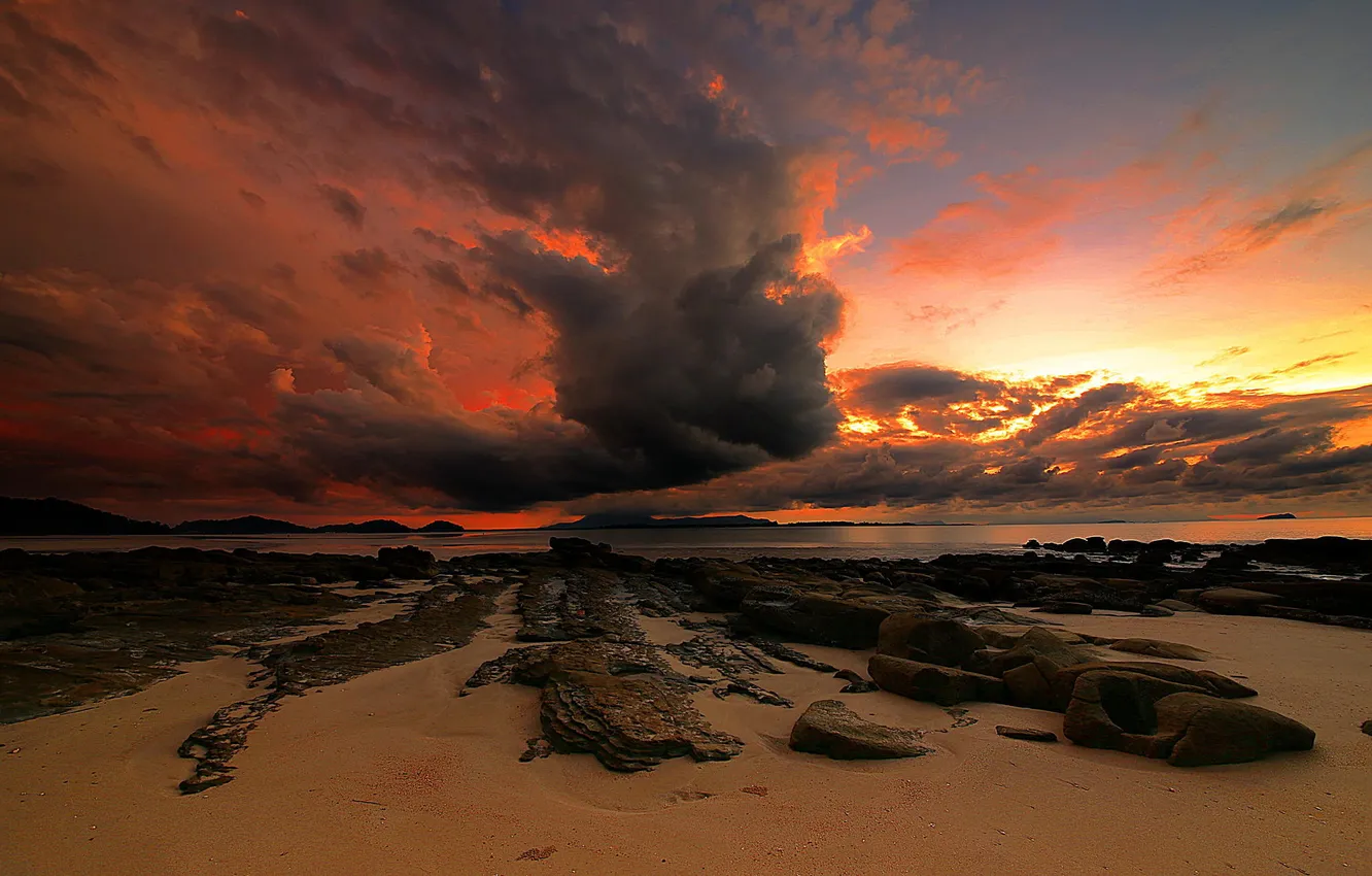 Фото обои песок, пляж, небо, закат, тучи, камни, океан