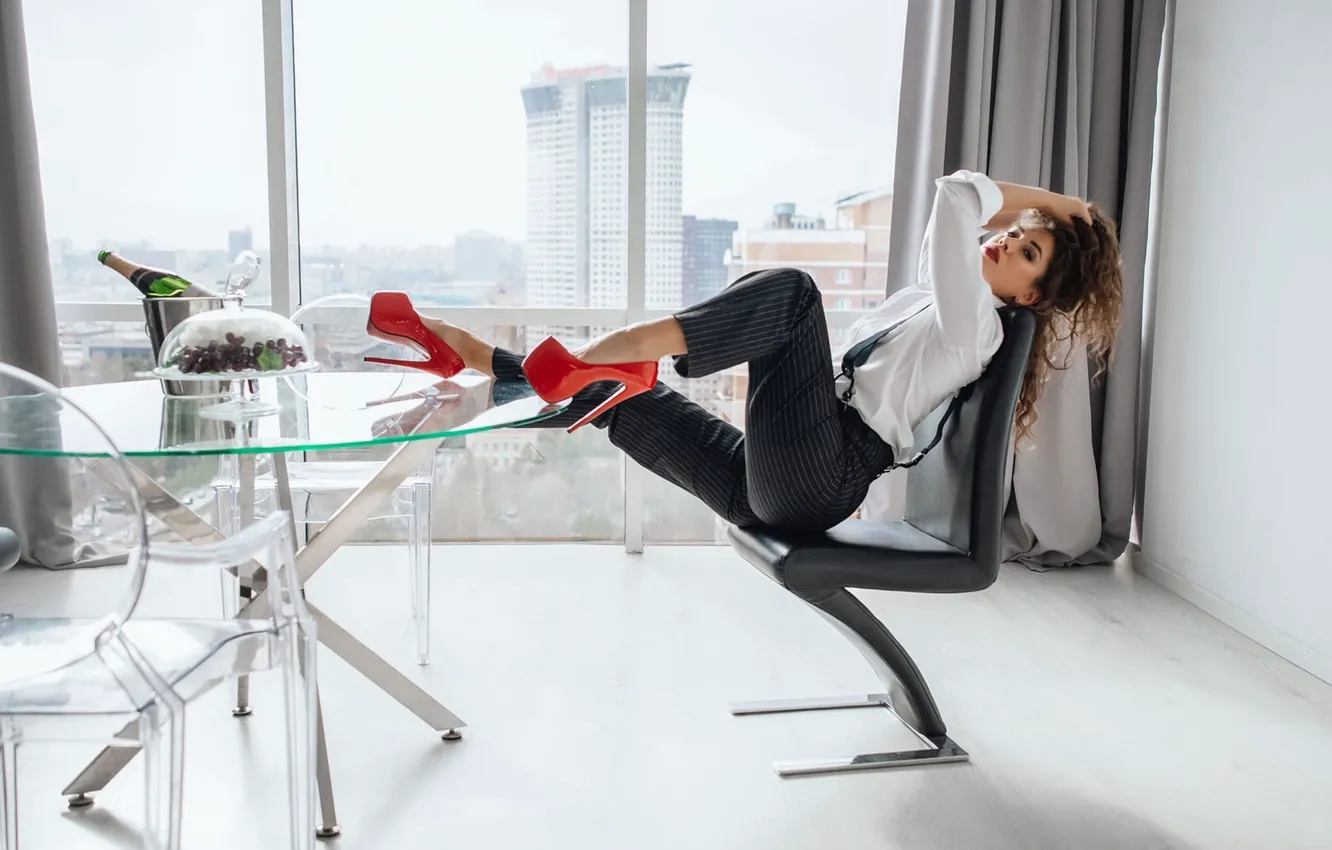 Фото обои model, women, window, brunette, high heels, sitting, hips, red shoes