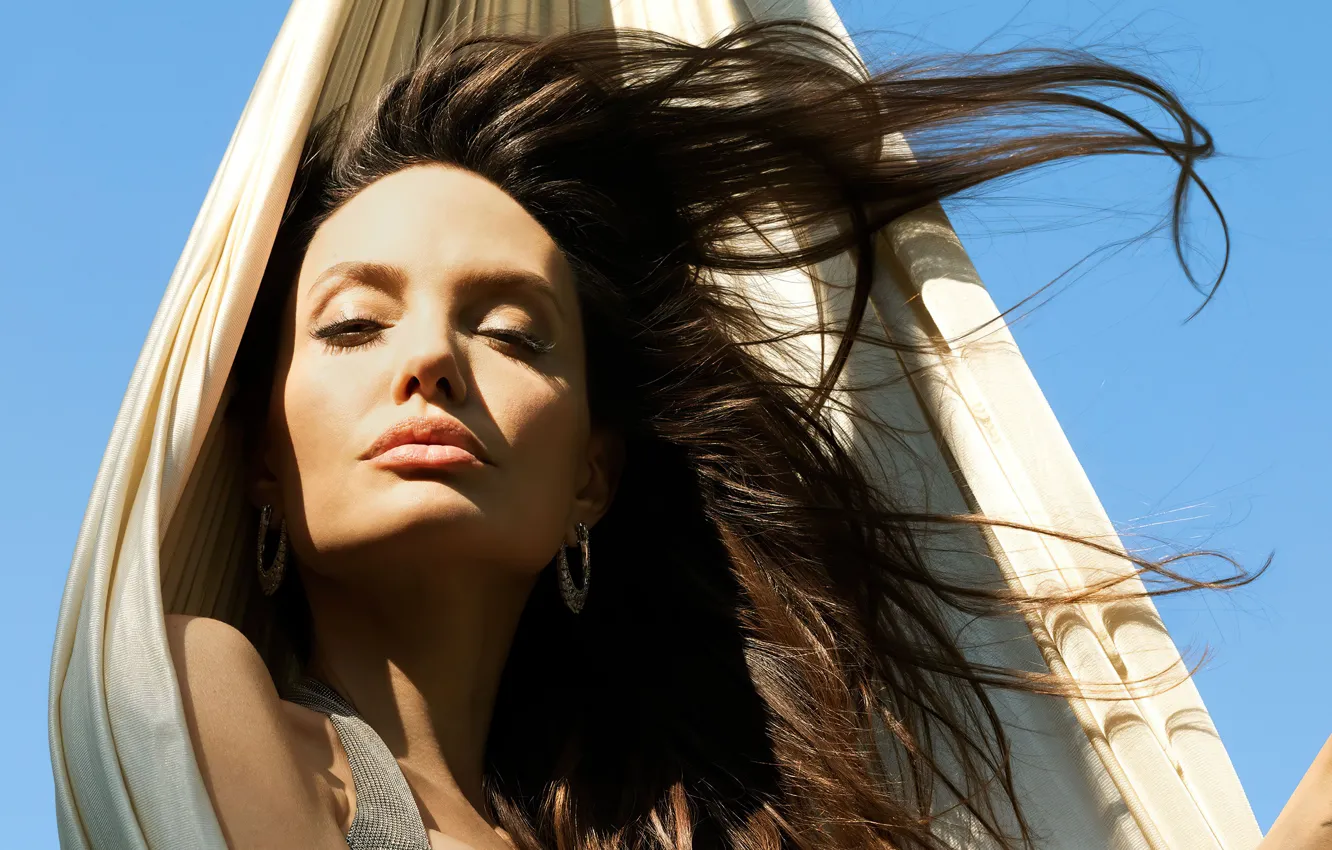 Фото обои взгляд, свет, лицо, женщина, волосы, брюнетка, Angelina Jolie, губы