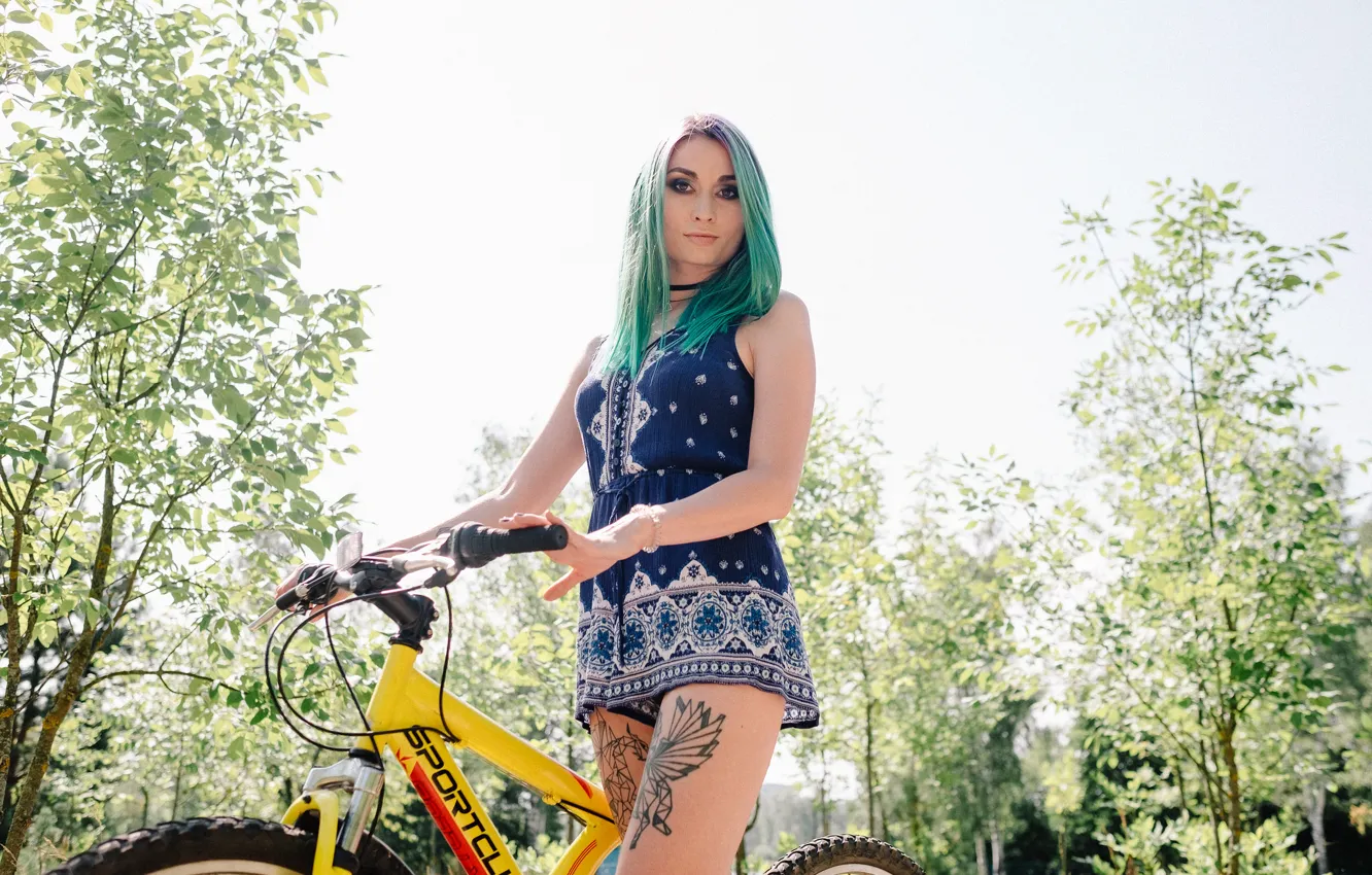 Фото обои взгляд, девушка, велосипед, стиль, волосы, цвет, тату