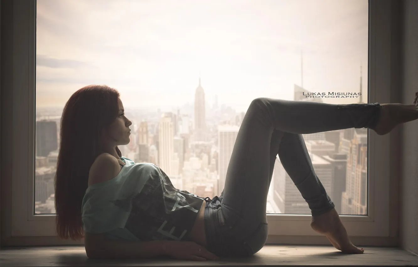 Фото обои девушка, город, ноги, окно, Lukas Misiunas