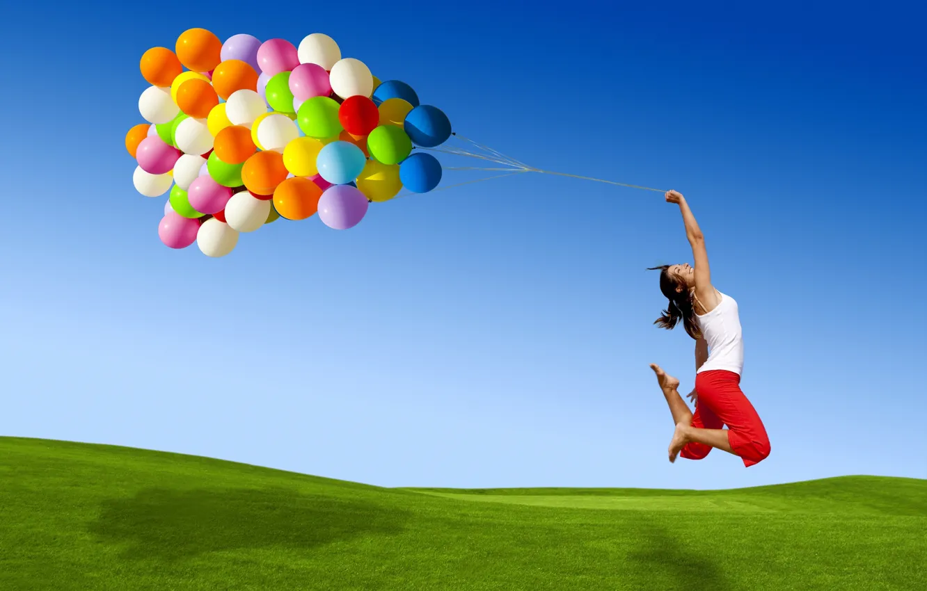 Фото обои небо, трава, цвета, девушка, шарики, полет, радость, улыбка