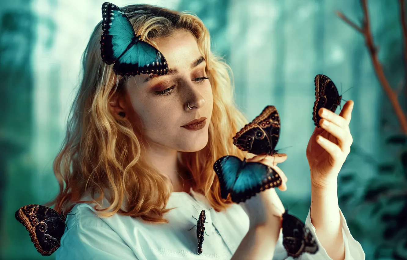 Фото обои бабочки, природа, поза, фон, модель, портрет, руки, макияж
