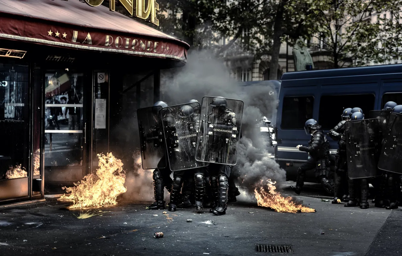 Фото обои город, огонь, улица, дым, полиция, Хаос, щиты, беспорядки