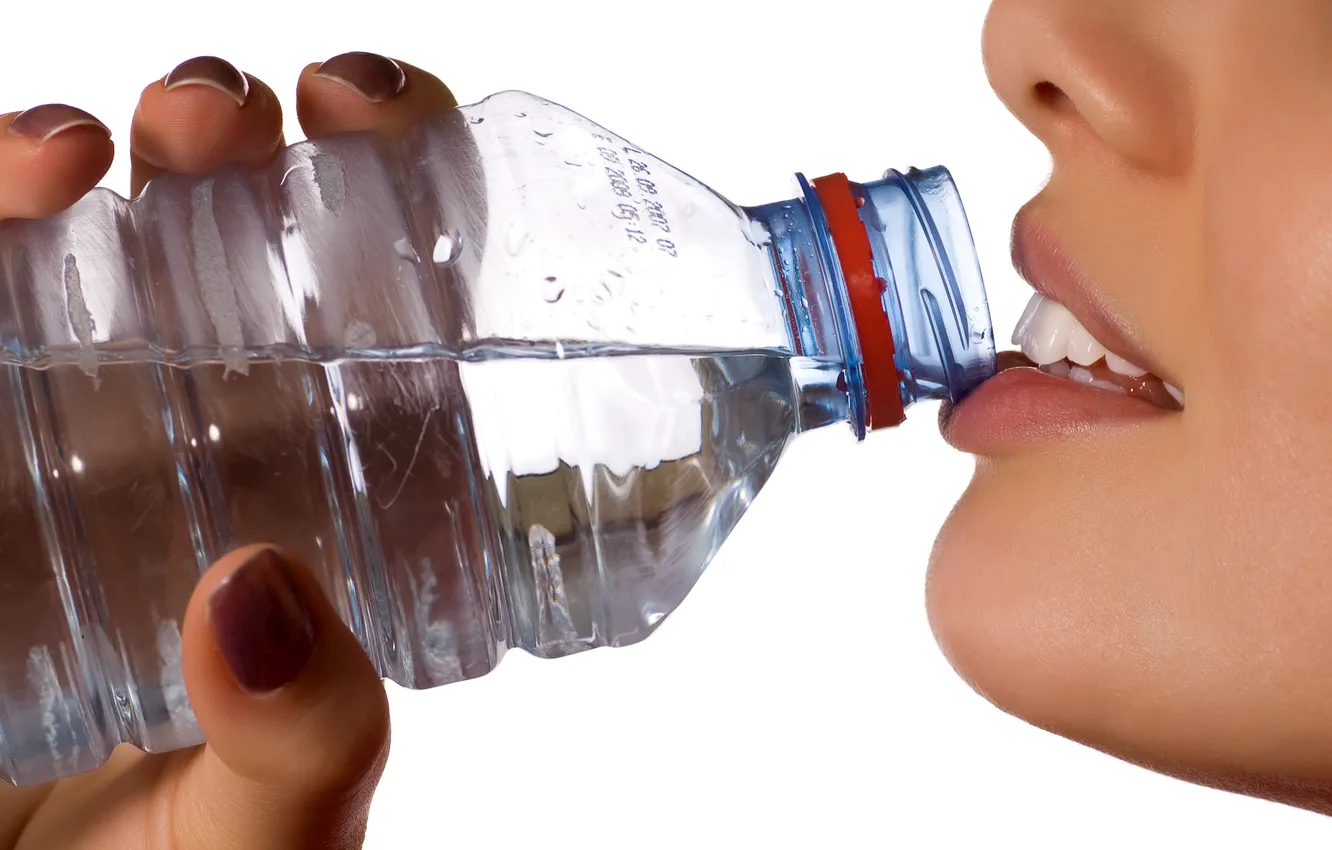 Фото обои woman, water, lips, bottle