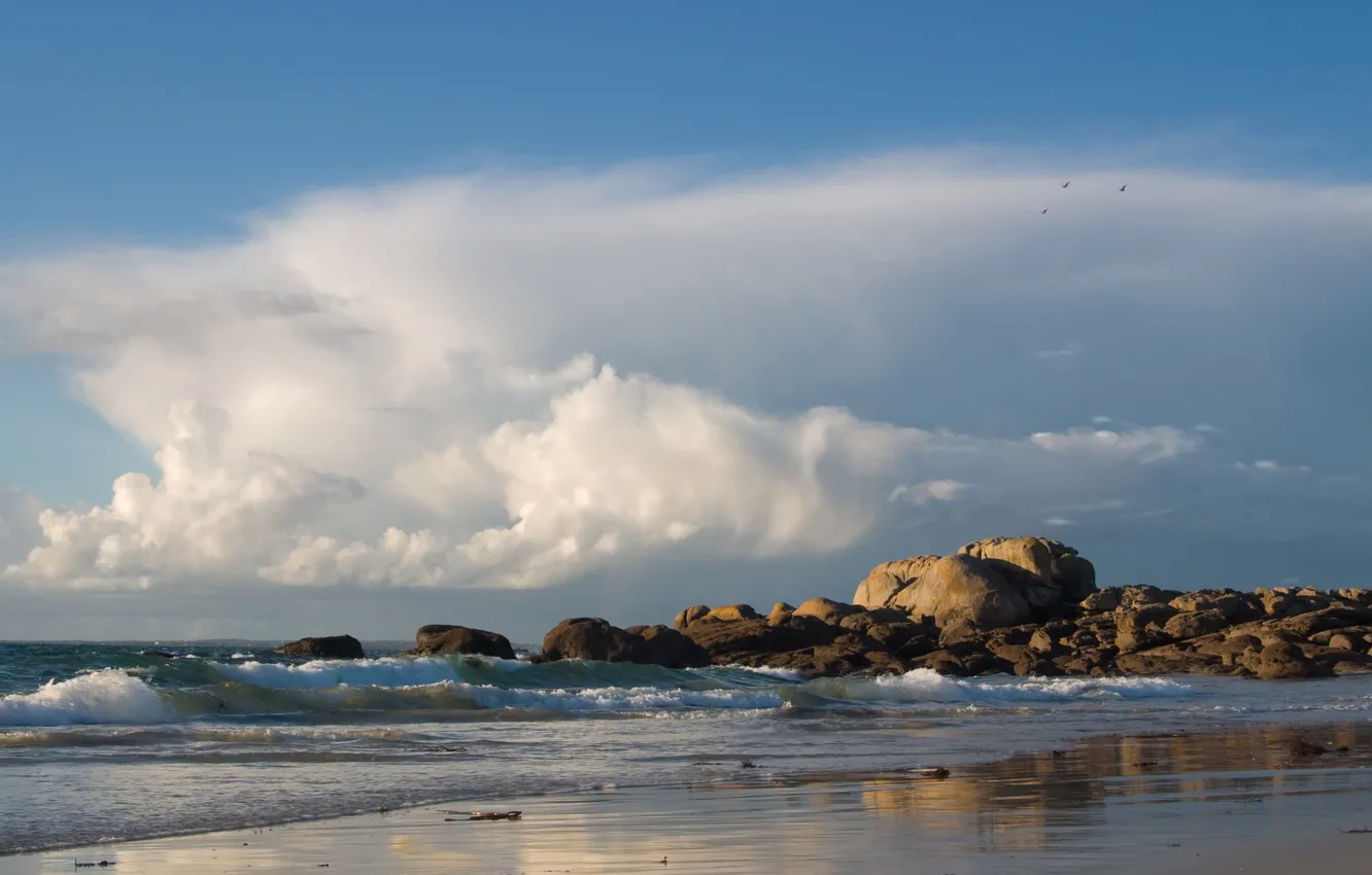 Фото обои море, волны, пляж, небо, облака, камни