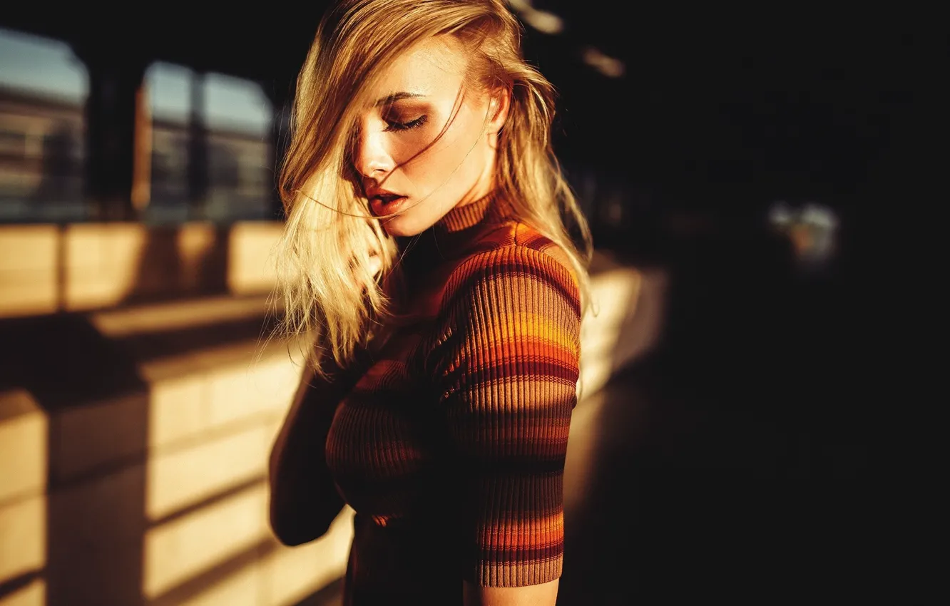 Фото обои солнце, прическа, блондинка, кофта, Sebastian Heberlein