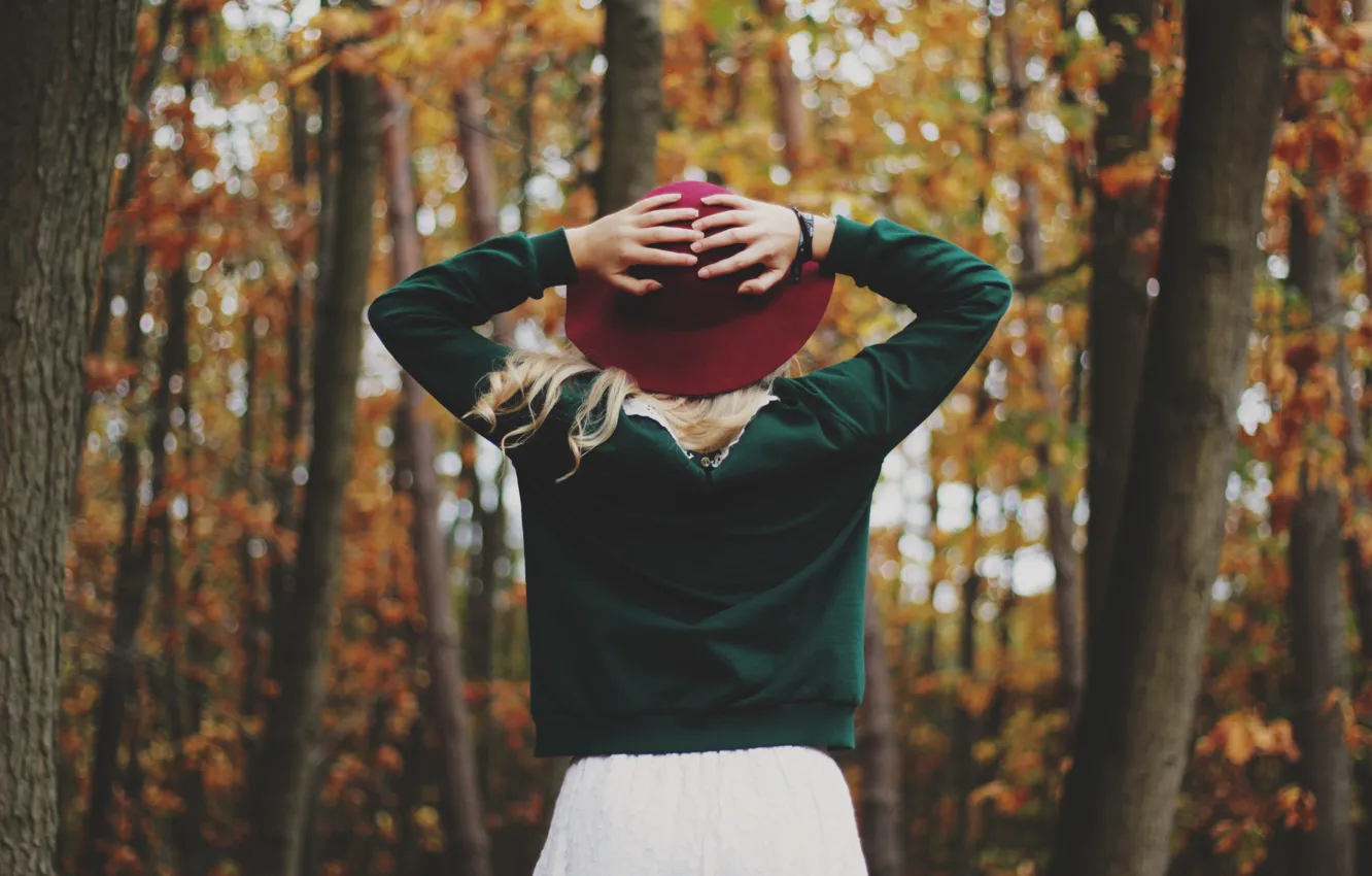 Фото обои осень, девушка, спина, шляпа, руки