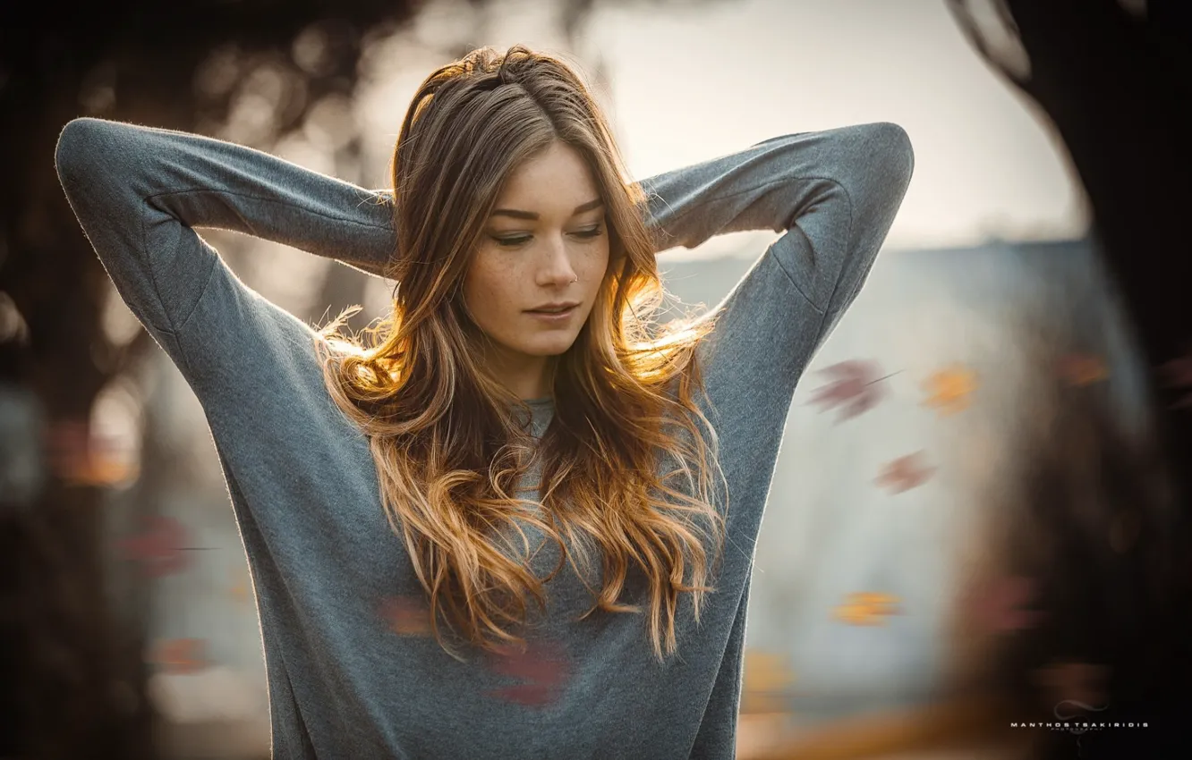 Фото обои girl, long hair, brown hair, photo, photographer, leaves, model, bokeh