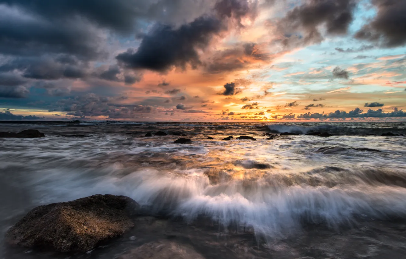 Фото обои море, волны, вода, облака, восход, камни, утро, waves