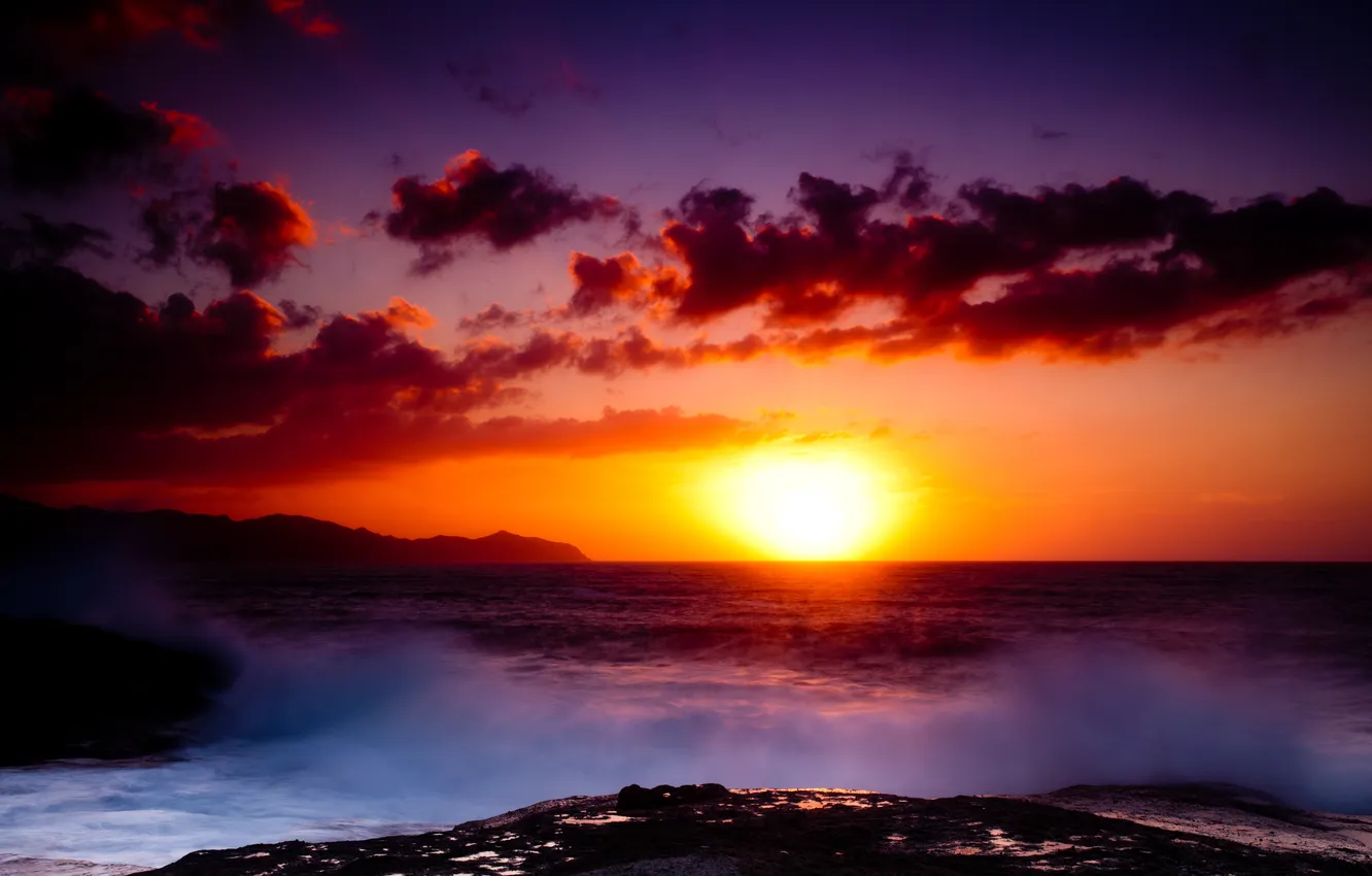 Фото обои море, белый, фиолетовый, солнце, облака, закат, горы, оранжевый