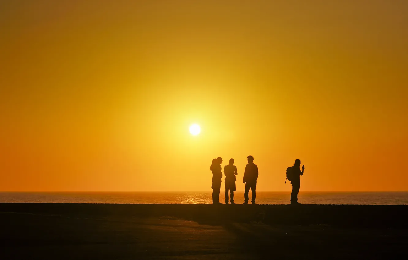 Фото обои море, солнце, люди, силуэт, оранжевое небо
