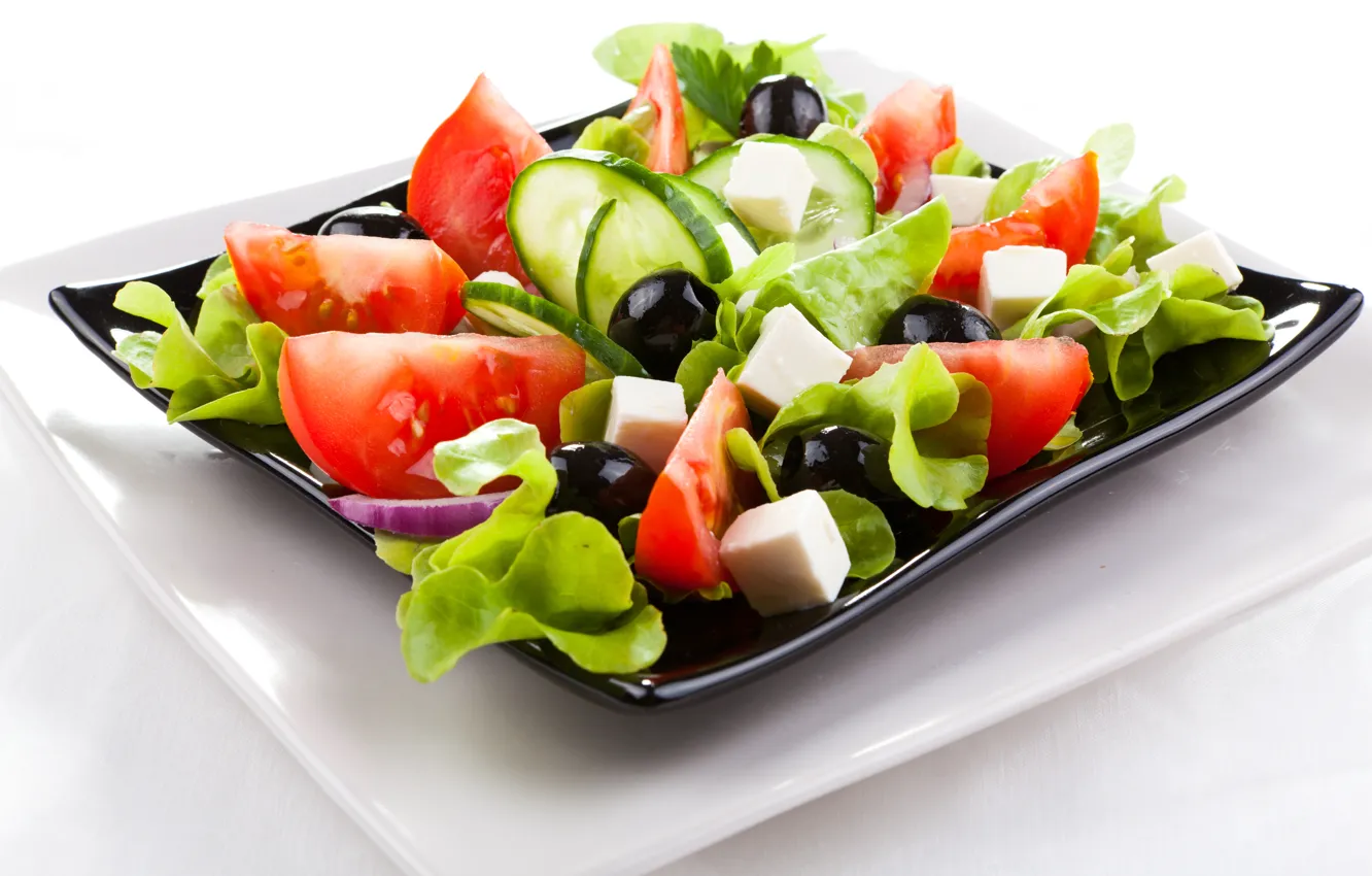 Фото обои сыр, лук, тарелки, помидоры, огурцы, салат, маслины, листья салата