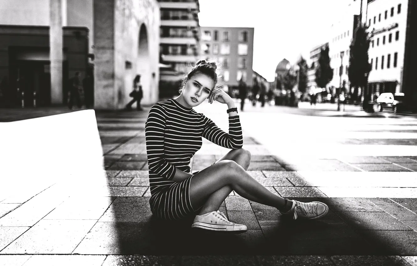 Фото обои девушка, город, улица, ножки, сидит, Vanessa, Miro Hofmann, чб