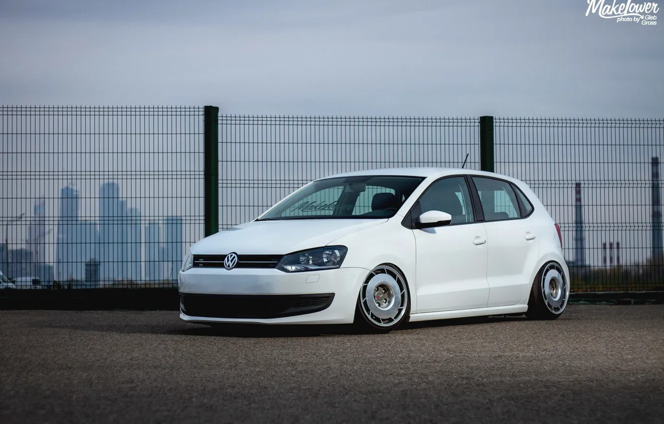 Фото обои volkswagen, white, wheels, tuning, polo, germany, low, stance