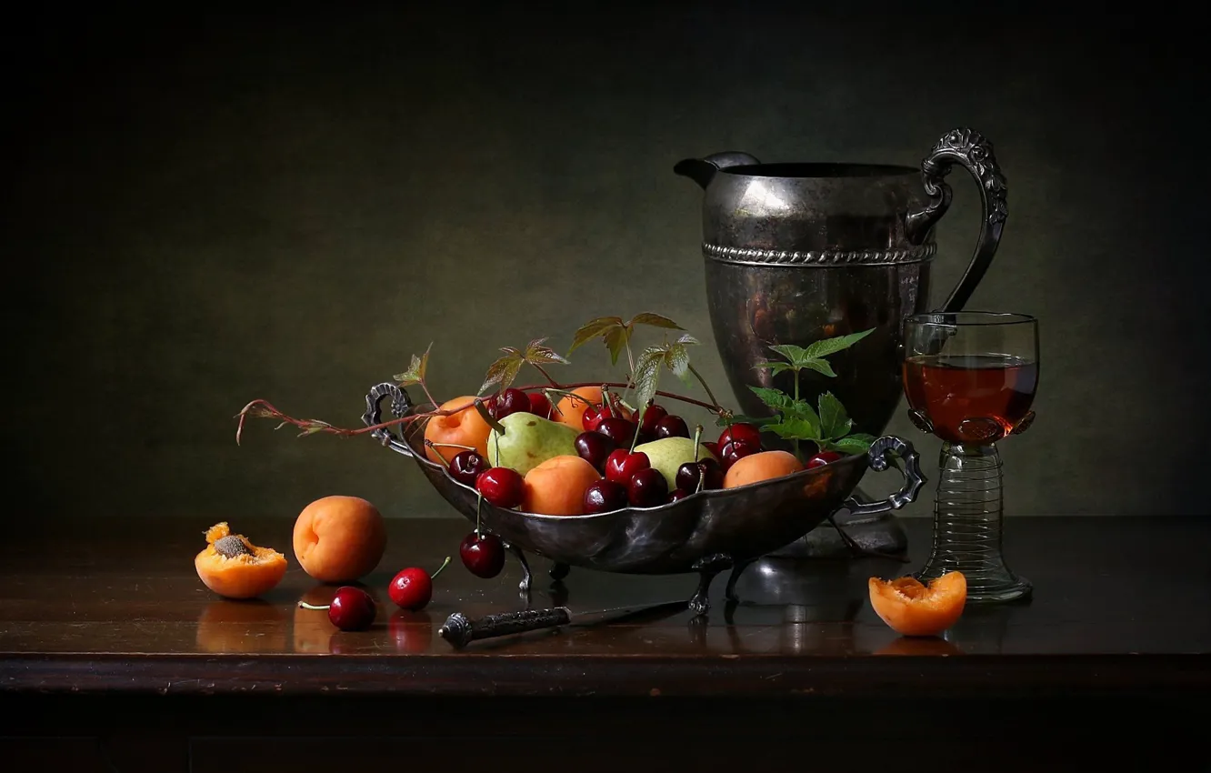 Фото обои ягоды, бокал, кувшин, фрукты, натюрморт