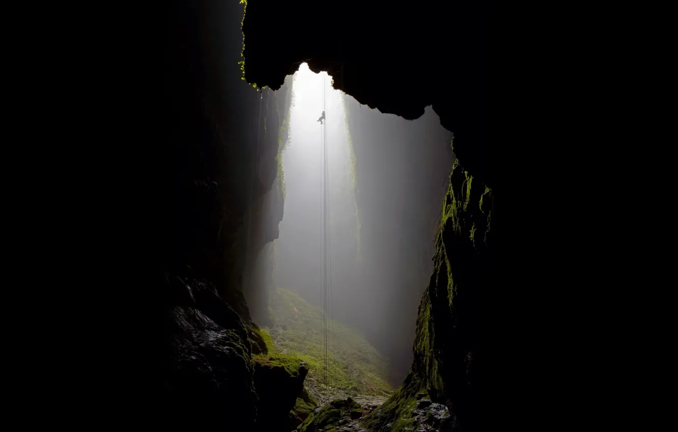 Фото обои поверхность, скала, темнота, высота, мох, глубина, пещера, размер